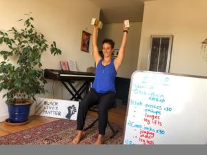 Rachel Kahn coaching virtually her online fitness class.
