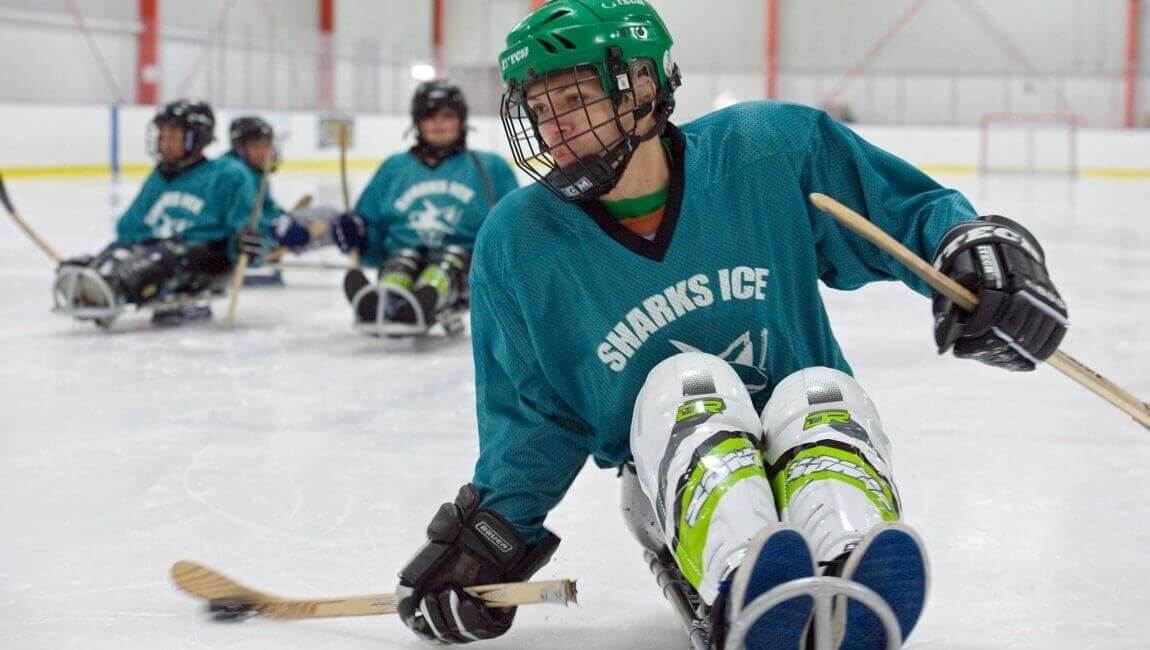 Atleta de hockey trineo en juego